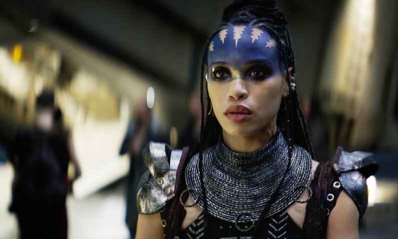 Posträt von Cleopatra Coleman als Devra Bloodaxe in einer Szene aus dem Netflix-Film "Rebel Moon Teil 1: Kind des Feuers" | © Netflix