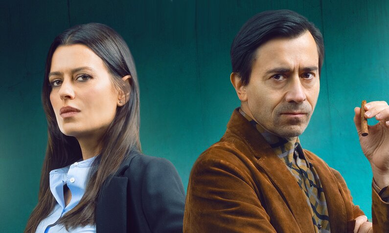 Selene Caramazzo und Luigi Lo Cascio stehen Rücken and Rücken auf der Key Art zur Serie "The Bad Guy" | © Amazon Studios/Prime Video