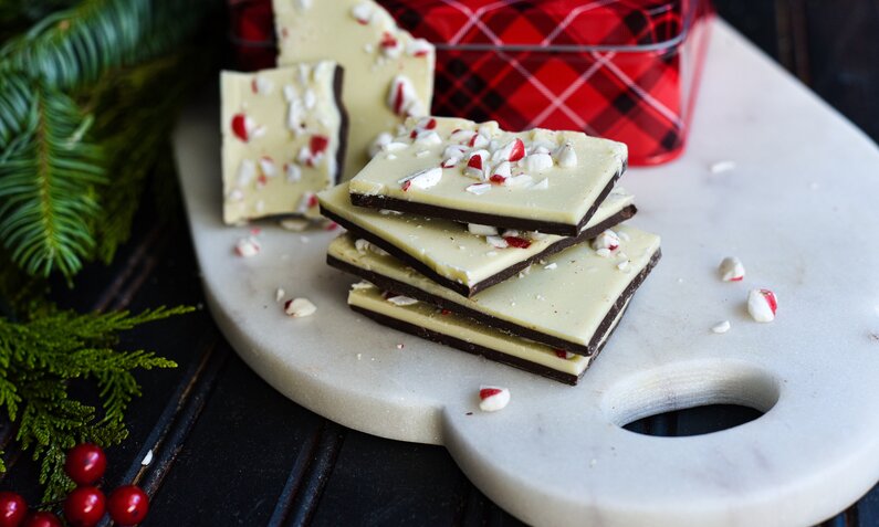 DIY-Schokolade gebrochen vor weihnachtlicher Athmo. | © Getty Images / photo_chaz