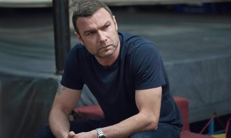 Liev Schreiber sitzt in einem dunklen Gym in einer Szene der Serie "Ray Donovan" | © ddp images/Capital Pictures