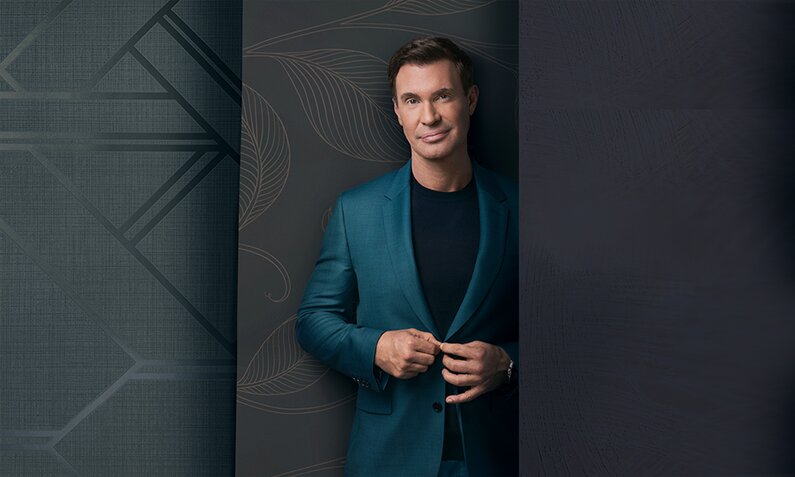 Jeff lewis tritt aus einer Tür nach draußen auf dem Plakat zur Reality-Serie "Hollywood House Lift" | © Freevee/Amazon Prime Video