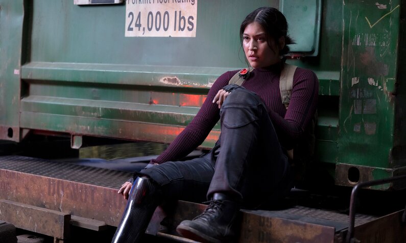 Alaqua Cox als Maya Lopez sitzt auf Stufen in einer Szene aus der Marvel Serie "Echo" | © Marvel/Disney+