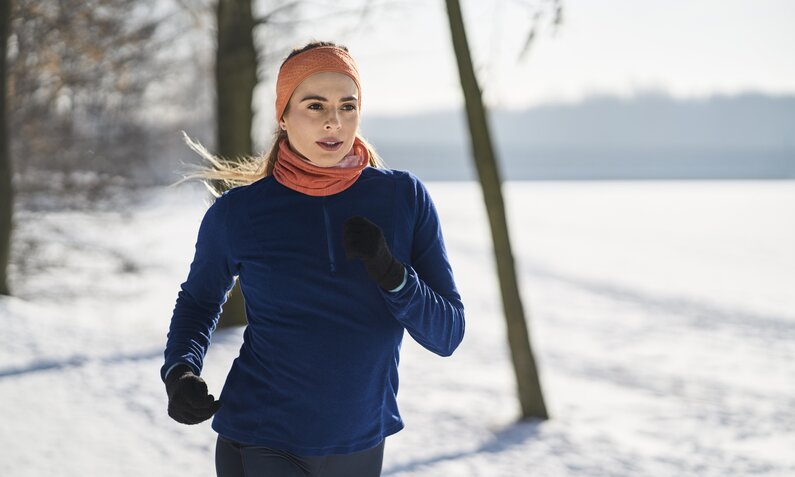 Frau joggt im Schnee | ©  Getty Images / Westend61