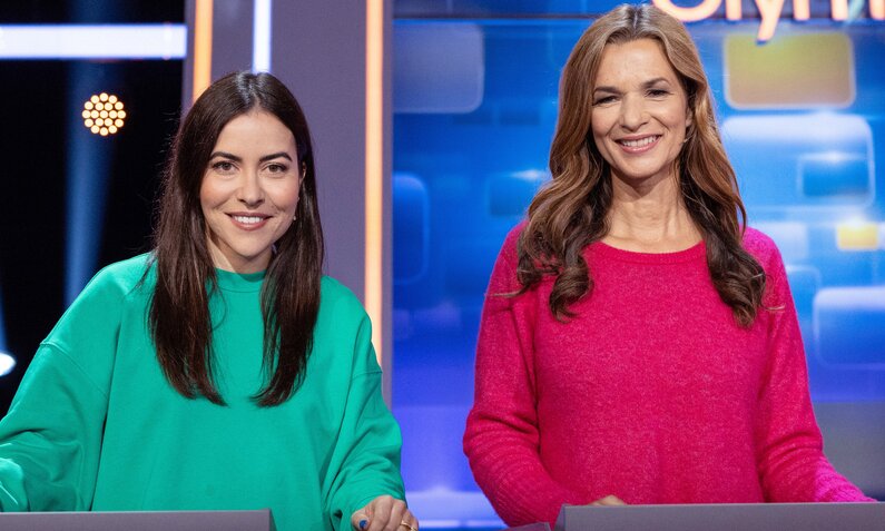 Aline Abboud und Julia-Niharika Sen bei einem gemeinsamen Auftritt bei "Quizduell-Olymp" im Dezember 2022. | © ARD