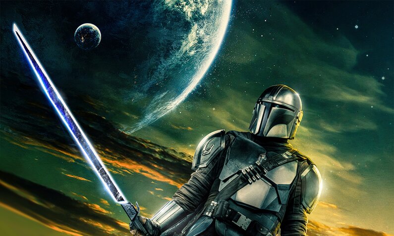 Mandalorian in Rüstung mit Lichtschwert vor Planetenhintergrund auf der Key Art zur Star Wars/Disney+ Serie "The Mandalorian" | © 2023 Lucasfilm Ltd. & TM. All Rights Reserved.
