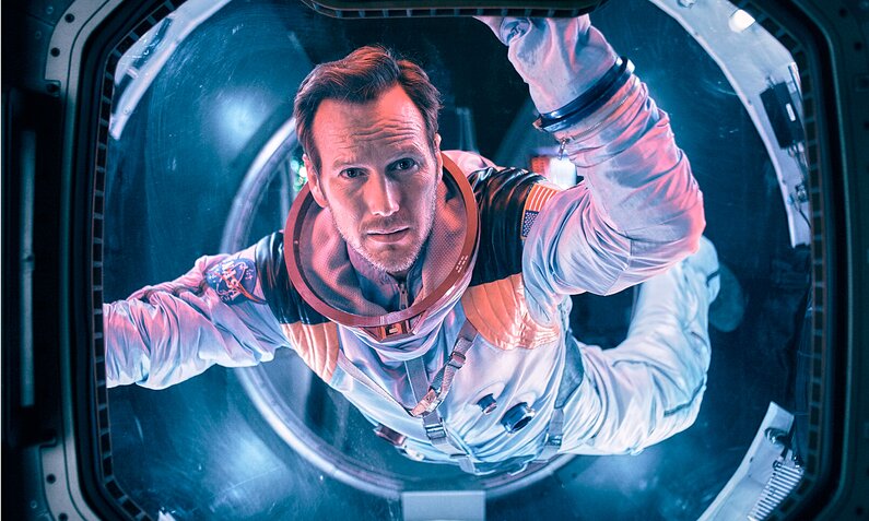Patrick Wilson schwebt im inneren eines Raumschiffs im Raumanzug in einer Szene aus dem Kinofilm "Moonfall". | ©  ddp images/Capital Pictures