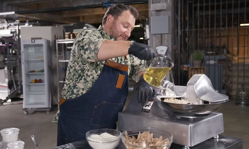 Sebastian Lege bei der Produktion von Fleischersatz für die No-Chicken-Nuggets. | © ZDF