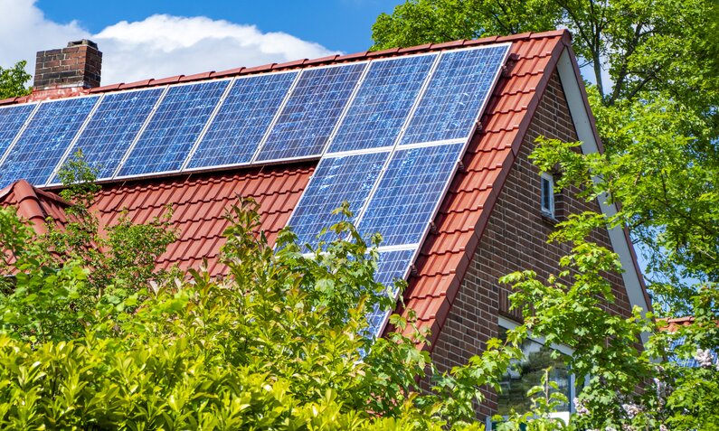 Einfamilienhaus mit einer Photovoltaikanlage auf dem Dach | © Getty Images/deepblue4you