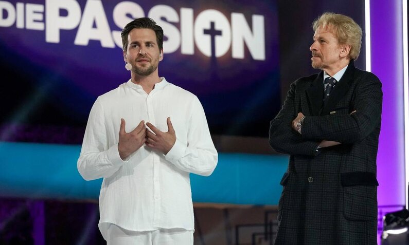 "Die Passion" 2022: Alexander Klaws spielte Jesus, Thomas Gottschalk erzählte die Ostergeschichte als Moderator.  | © Imago