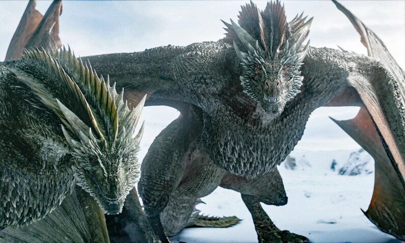 Zwei riesige Drachen stehen auf verschneiter Erde und blicken bedrohlich zum Betrachter in einer Szene aus der HBO-Serie Game of Thrones" | © ddp images/HBO