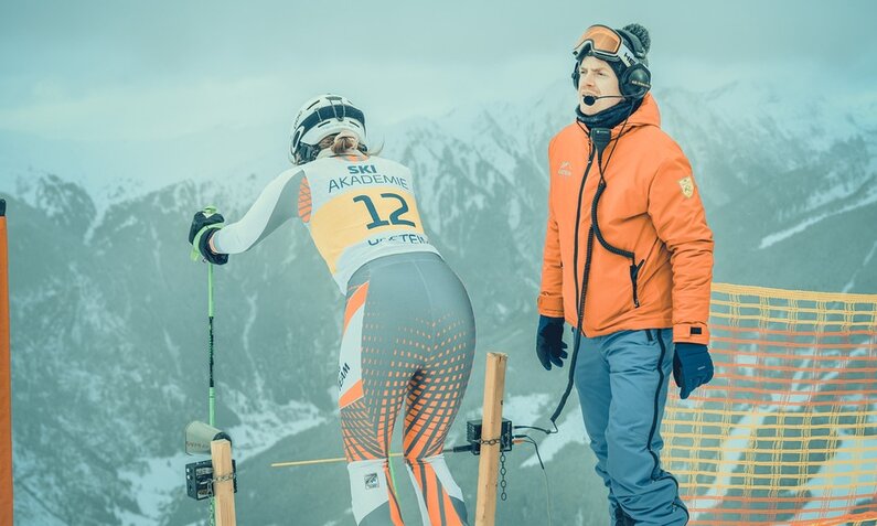 Trainer Albin (Ferdinand Hofer) bringt alle Ski-Talente an ihre Grenzen. | © ORF