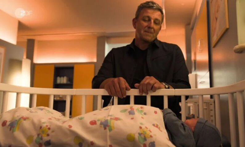 Martin Gruber (Hans Sigl) am Wochenbett seines neugeborenen Sohnes Johann. | © ZDF