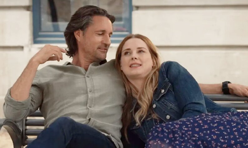 Martin Henderson und Alexandra Breckenridge als Mel und Jack sitzen in einer Szene der Netflix-Serie "Virgin River" nebeneinander auf einer Bank. | © Netflix