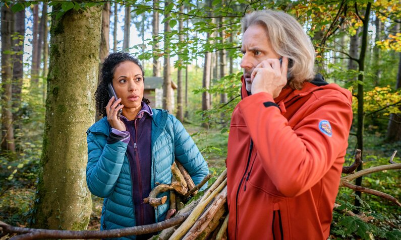 Zwei Personen stehen in einem Wald und telefonieren | © ARD/WDR/Christof Arnold