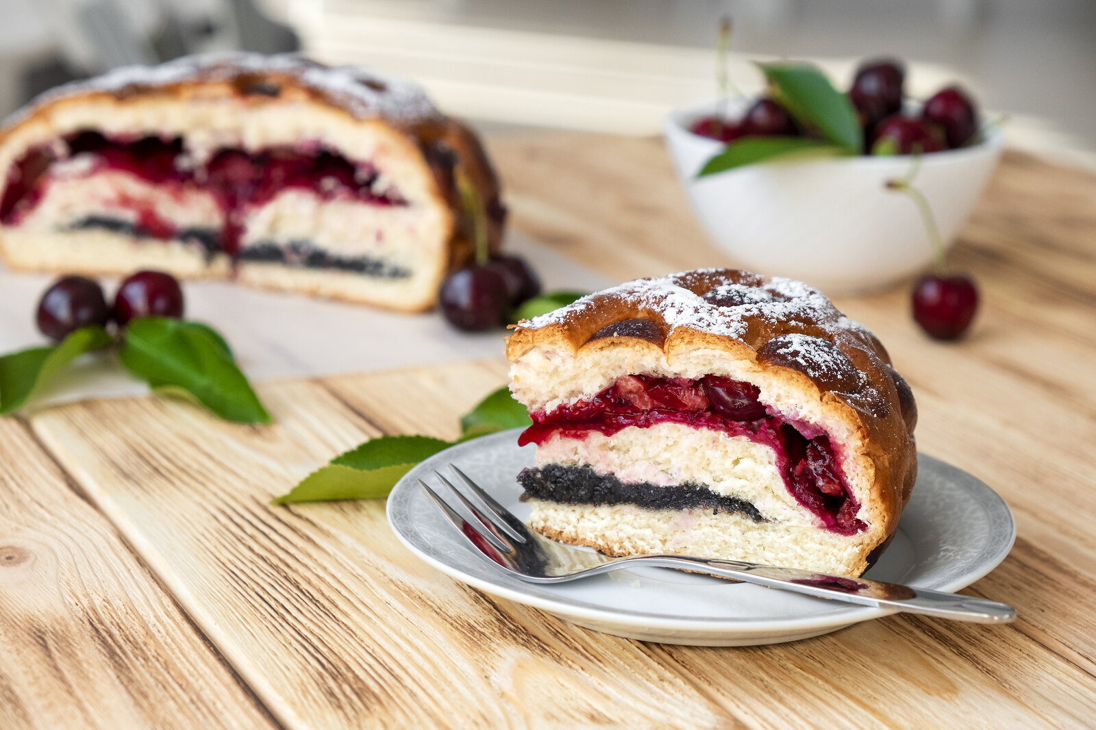 Göttliches Kuchenrezept: Gefüllter Kirsch-Mohn-Kuchen vom Blech