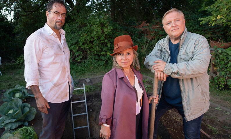 Prof. Karl-Friedrich Boerne (Jan Josef Liefers), Silke Haller (ChrisTine Urspruch) und Frank Thiel (Axel Prahl) buddeln im Schrebergarten. | © WDR