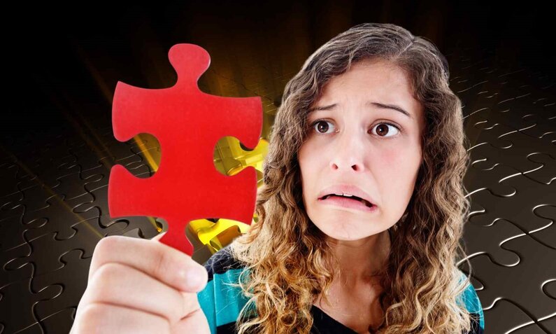 Frau hält ein Puzzleteil in der Hand | © iStock / Getty Images Plus / RapidEye + Canva