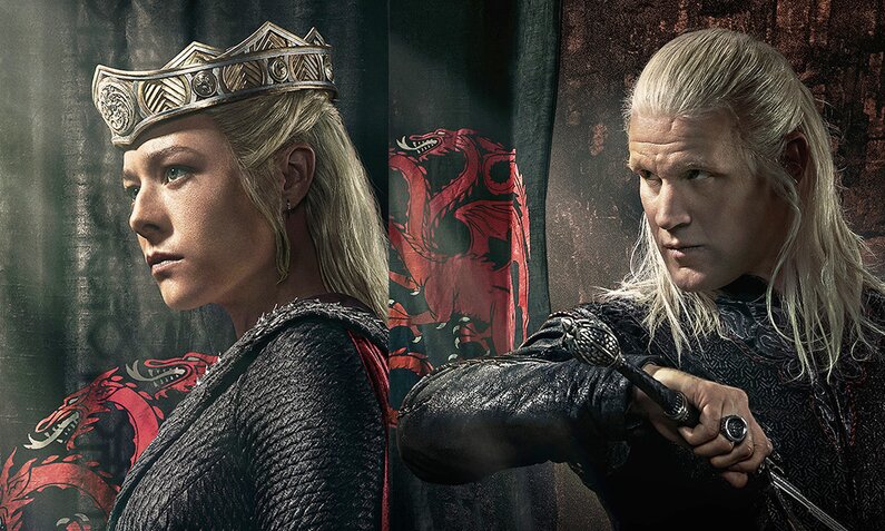 Rhaenyra und Daemon Tagaryen in prächtigen Kostümen auf der Key Art zur zweiten Staffel der HBO-Serie "House of the Dragon" | © 2022 Home Box Office, Inc.  All rights reserved HBO® and related channels and service marks are the property of Home Box Office, Inc.