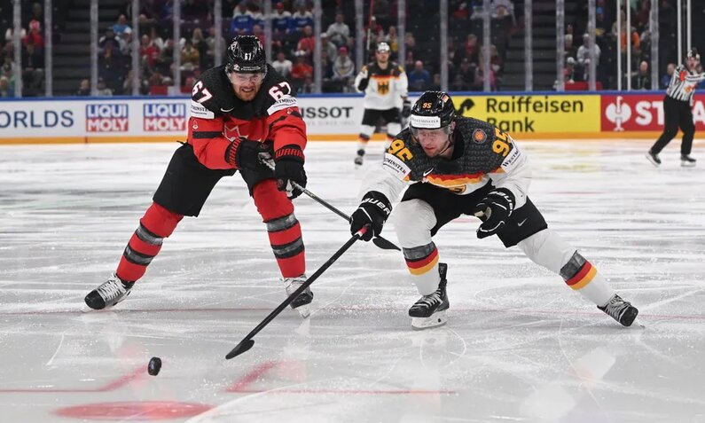 Kanadas Lawson Crouse (links) und Deutschlands Frederik Tiffels im Finale der Eishockey-WM im finnischen Tampere 2023. Deutschland verlor mit 2:5. | © Getty Images