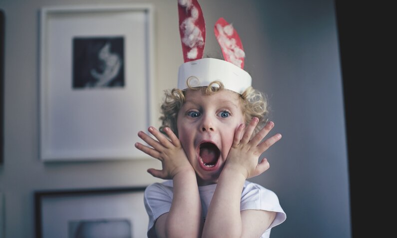 Junge mit Hasenohren schreit aufgeregt | ©  Getty Images/ Catherine Falls Commercial
