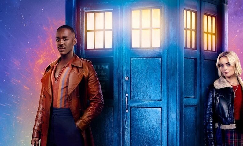 "Dr. Who"-Hauptdarsteller Ncuti Gatwa und Co-Star Millie Gibson lehnen sich auf der Key Art zur neuen Staffel der BBC Serie "Dr.Who" an die Seiten der berühmten blauen Telefonzelle | © Disney+/BBC