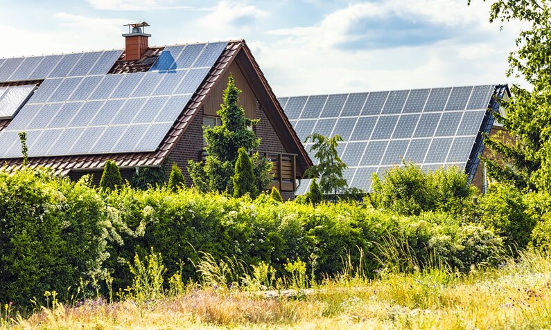 Einfamilienhäuser mit Photovoltaikanlagen auf dem Dach  | © Getty Images/querbeet
