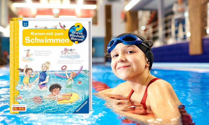 Junge Schwimmerin mit blauer Brille lächelt im Pool, Buch "Komm mit zum Schwimmen" im Vordergrund. | © Studio Romantic / Ravensburger