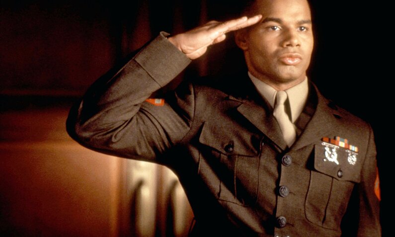 Wolfgang Bodison salutiert in Militär-Uniform in einer Szene aus dem Kinofilm "Eine Frage der Ehre" | © Imago Images/Everett Collection
