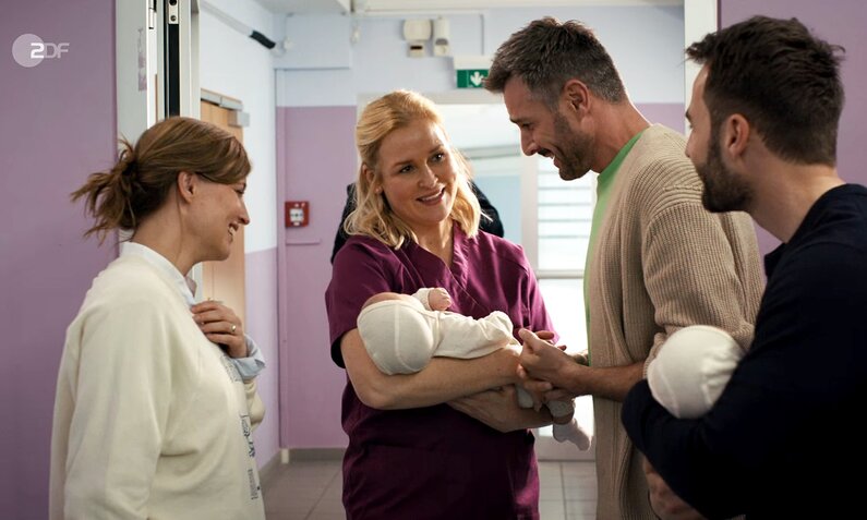 Hebamme Lena Lorenz (Judith Hoersch) übergibt Götz Schreiber (Jochen Schriopp) sein neugeborenes Kind. | © ZDF