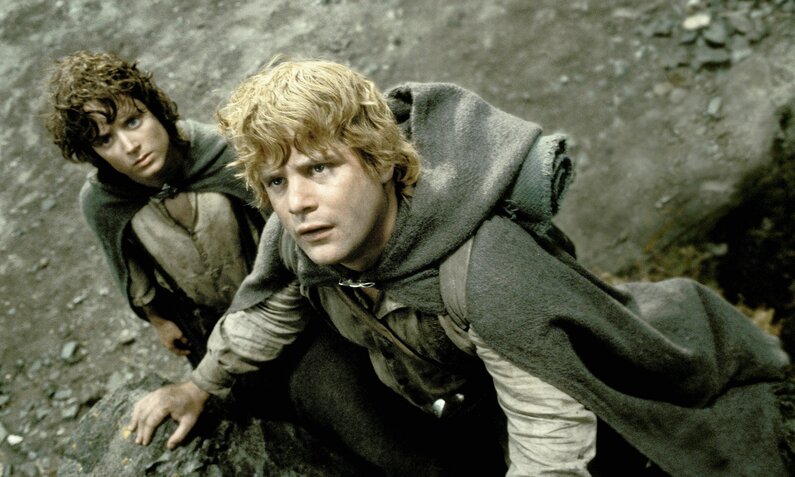 Elijah Wood und Sean Astin als Hobbits Frodo und Sam blicken ängstlich nach oben in einer Szene aus "Der Herr der Ringe: Die Rückkehr des Königs" | © Imago Images/Allstar