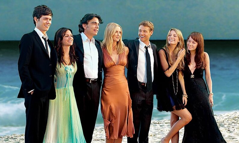 Die Hauptdarsteller*innen der Serie "O.C., California" stehen Arm in Arm am Strand und lächeln auf dem DVD-Cover | © Amazon (DVD-Cover)