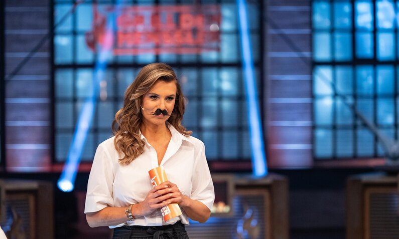 Laura Wontorra moderiert die Kochshow ,,Grill den Henssler‘‘ | © RTL/Fine Lohmann