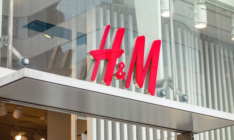 Fassade von H&M mit Logo | © Adobe Stock/ IB Photography
