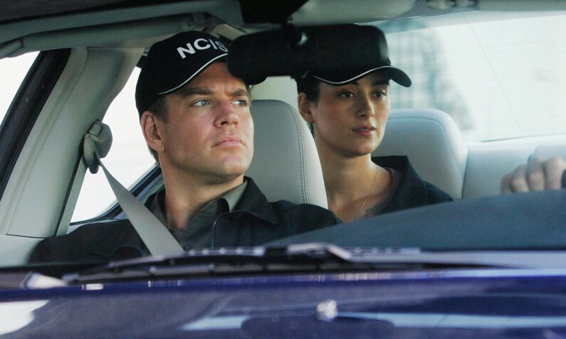 Michael Weatherly und Cote de Pablo sitzen in einer Szene der Serie "Navy CIS" hintereinander in einem Auto | © ddp images