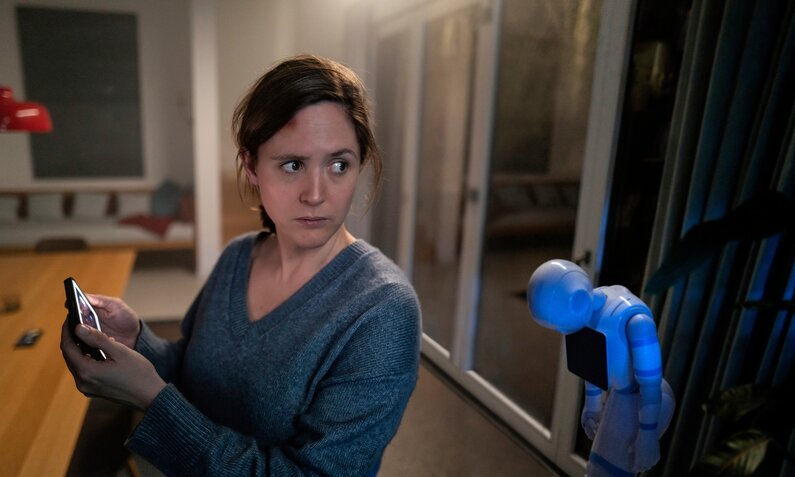 Emma (Emily Cox) ist allein zu Hause, als die Technik im Smart Home der Turguts verrückt spielt. | © ZDF
