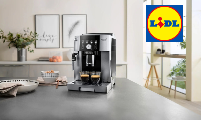 Ein De'Longhi Kaffeevollautomat bereitet zwei Espressi auf einer dunkelgrauen Küchenarbeitsplatte zu; im Hintergrund eine helle, stilvolle Küche. | © Lidl