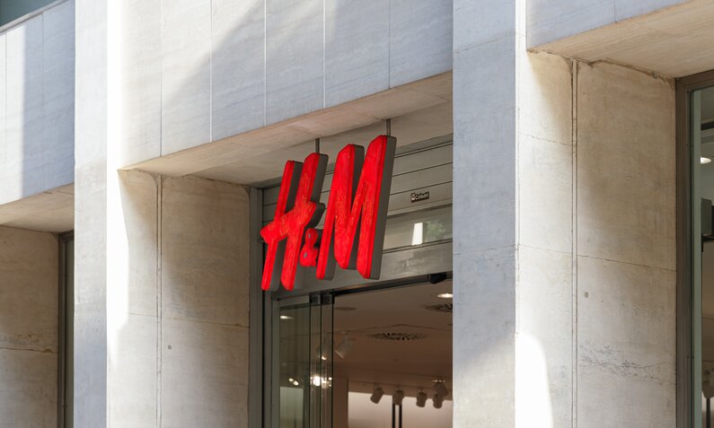 Fassade von H&M mit Logo | © Adobe Stock/ l_martinez