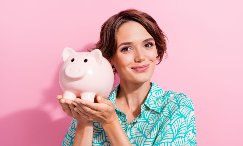 Frau mit Sparschwein vor rosa Hintergrund | © Adobe Stock/ deagreez