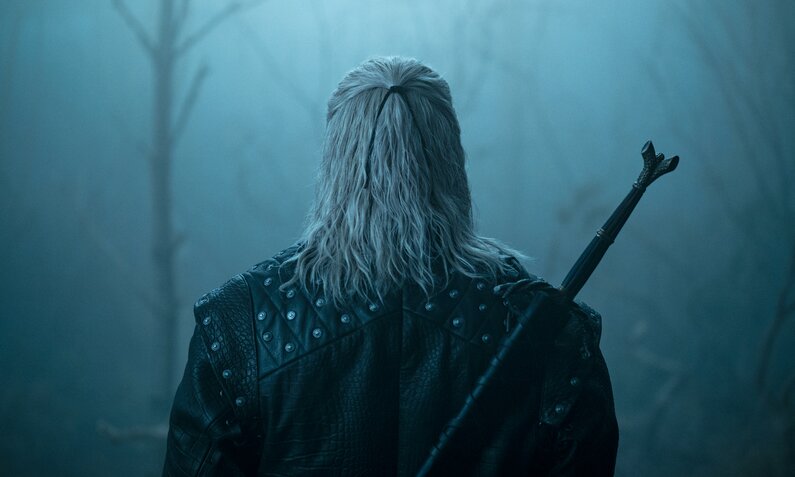 Rückansicht von Liam Hemswoth als Hexer Geralt in einer Szene aus der Netflix-Serie "The Witcher" Staffel 4 | © Netflix