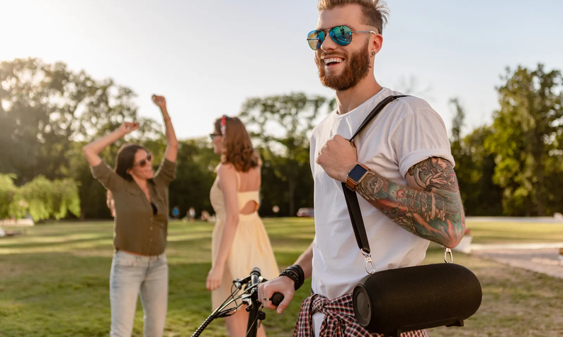 Freunde haben Spaß im Park und hören Musik | © Adobe Stock