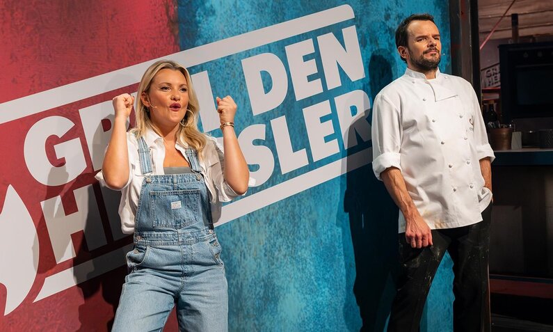 Evelyn Burdecki und Steffen Henssler in der Kochshow ,,Grill den Henssler‘‘ | ©  RTL/Markus Hertrich