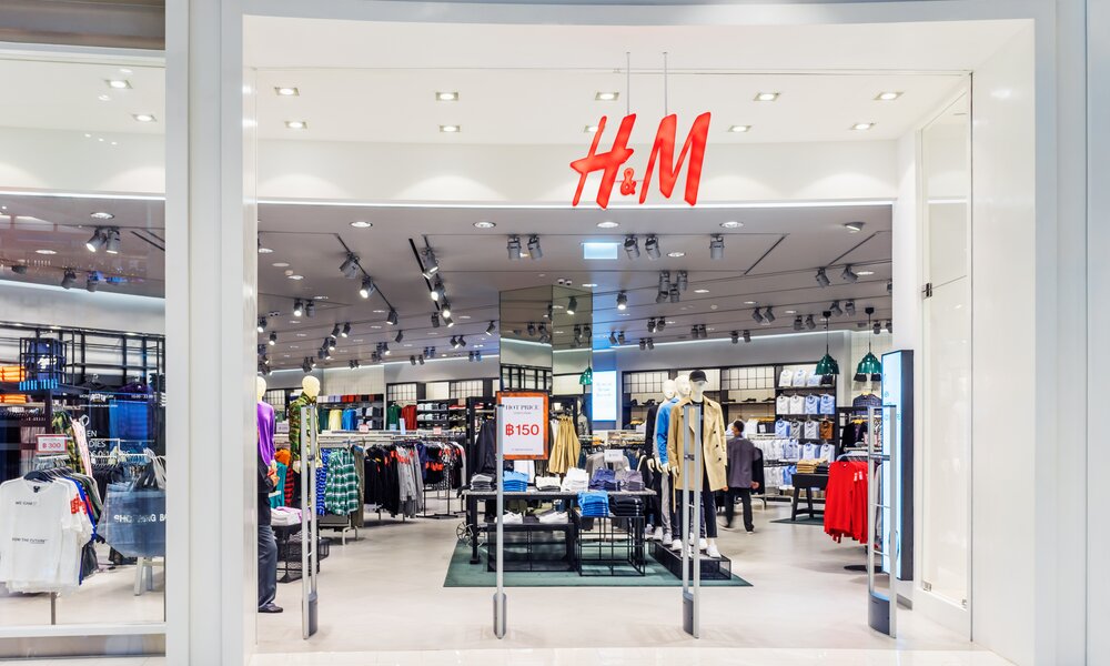 H&M Eingang mit Kleidung  | © Adobe Stock/ ParinPIX