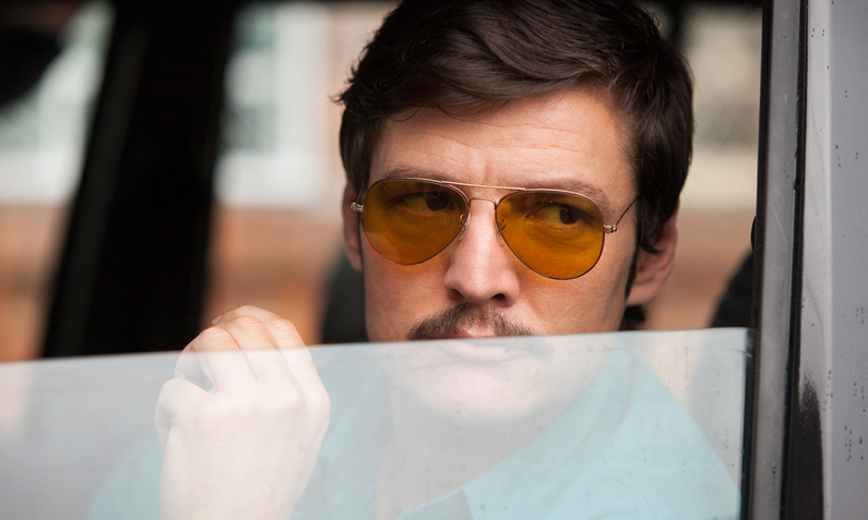 Pedro Pascal als US-Ermitter blickt in einer Szene aus der Netflix Serie "Narcos" mit getönter Brille aus einem Autofenster. | © Netflix/Juan Pablo Gutierrez