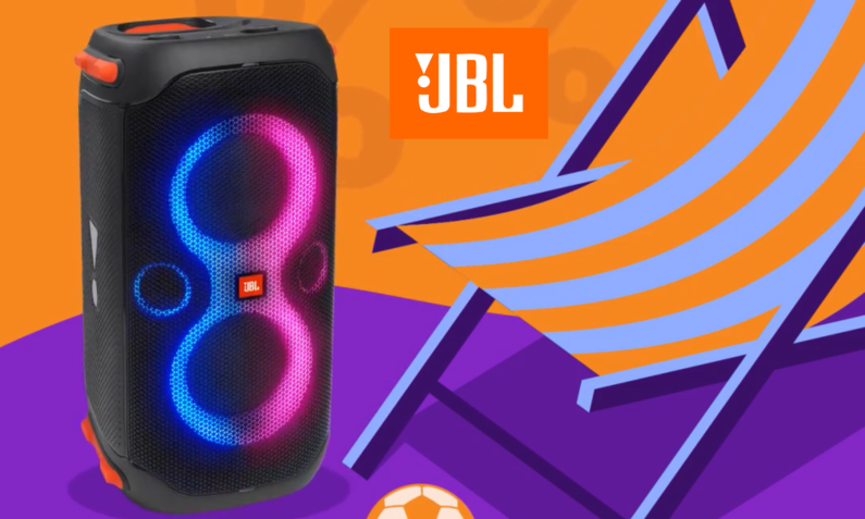 Tragbarer JBL-Lautsprecher mit bunten LED-Lichtern, daneben ein orange-blau gestreifter Liegestuhl vor einem orangenen Hintergrund. | © Amazon/JBL