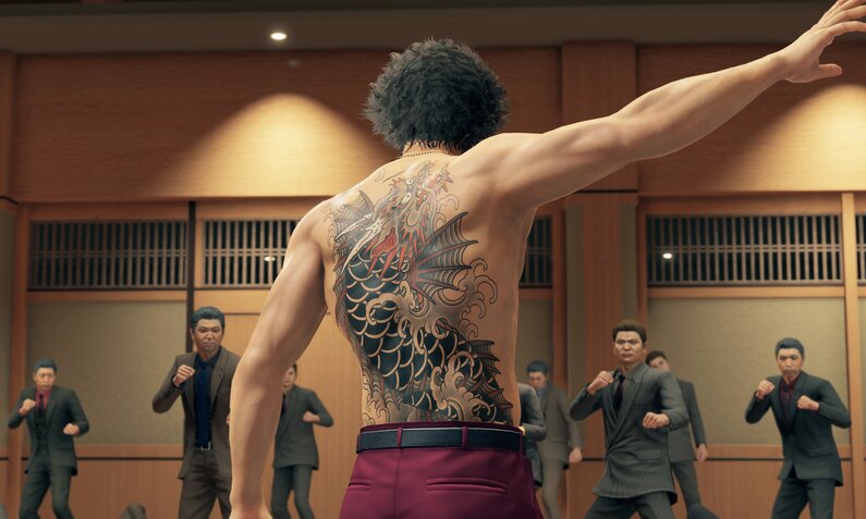 Mann mit Drachentattoo auf dem Rücken steht allein einer ganzen Bande von angreifenden Männern gegenüber in einer Szene aus dem Sega-Game "Yakuza: Like a Dragon" | © Sega/Plaion