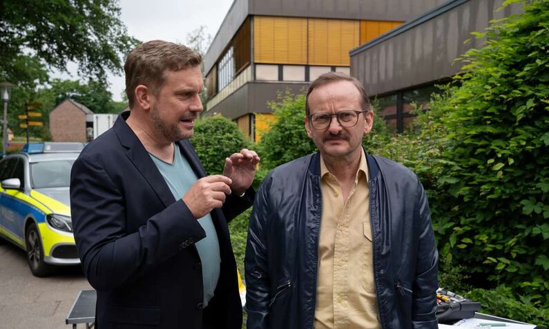 Sebastian Bezzel (li) und Milan Peschel stehen gemeinsam für „Danowski – Neunauge“ vor der Kamera. | © ZDF