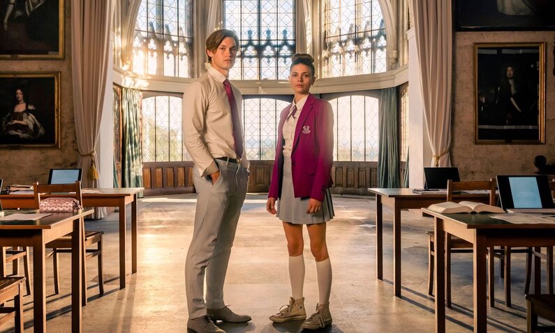 James Beaufort (Damian Hardung) und Ruby Bell (Harriet Herbig-Matten) in der Kulisse der Amazon-Serie „Maxton Hall“ auf Schloss Marienburg bei Hannover. | © Amazon Prime  Video