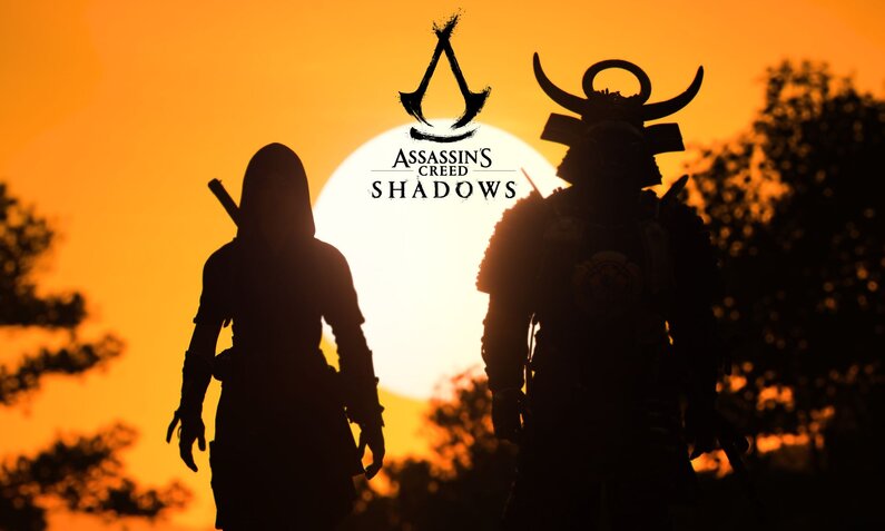 Ein Assassine mit Kapuze und ein Samurai in Rüstung stehen bei Sonnenuntergang vor einem orangefarbenen Himmel. | © Ubisoft