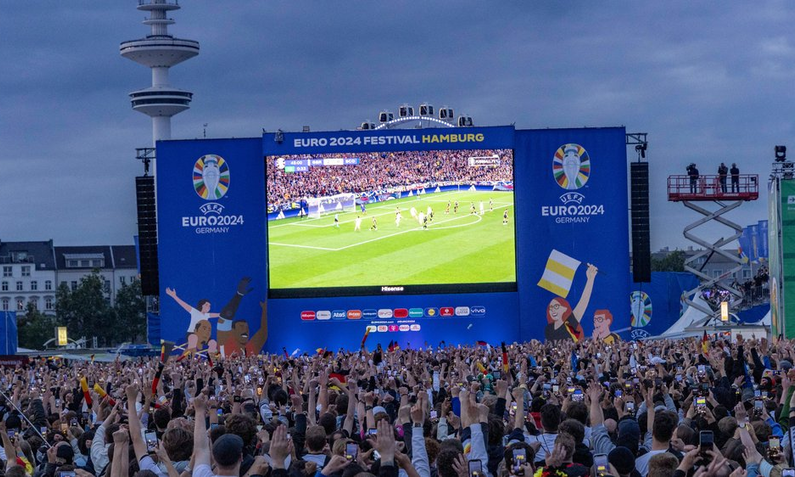 Nicht nur beim Public Viewing, wie hier in Hamburg, sondern auch zu Hause sahen viele Millionen Deutsche den Auftakt der Heim-EM. | © Imago