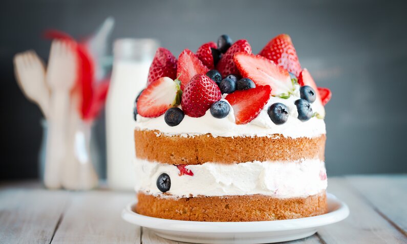 Waffel-Kuchen mit Sahnefüllung und frischen Beeren on top. | © Getty Images / mrs2016